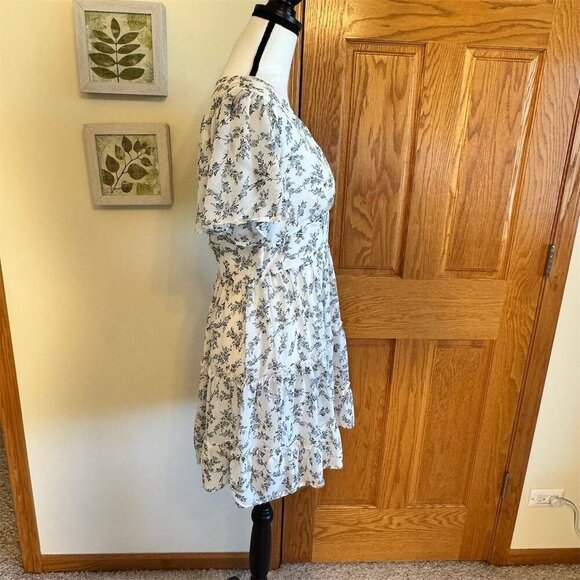Lulus Women's M White Floral Bohemian Mini Dress Short Sleeve V-Neck - Picture 3 of 8